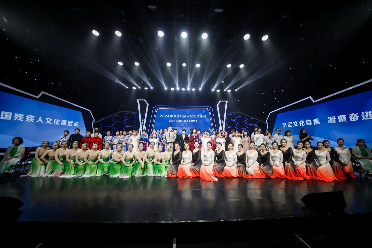 图为艺术交流文艺演出合影